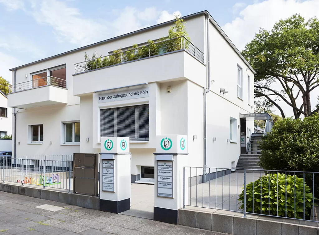 Außenansicht der kieferorthopädischen Praxis in Köln-Marienburg